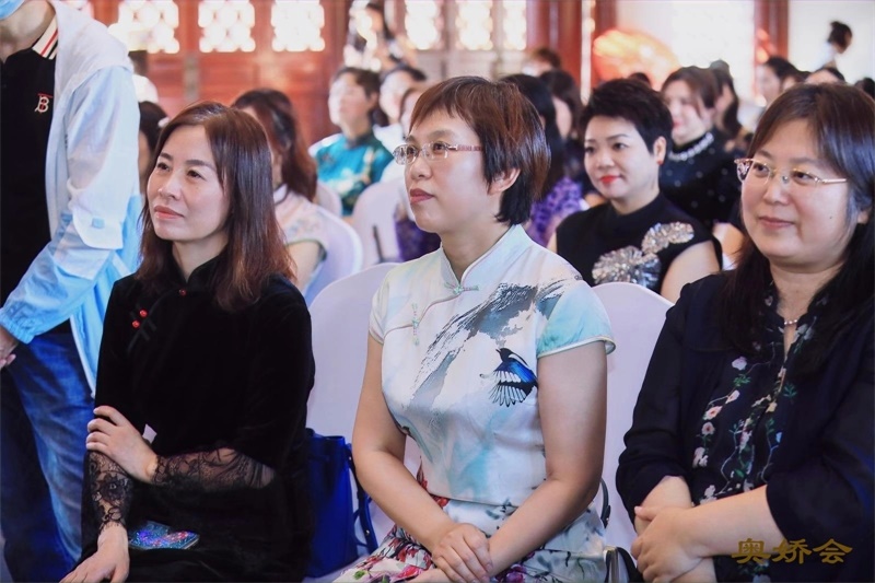 中国国际新闻：美塑帮在粉红丝带月宣传女性乳腺健康图3