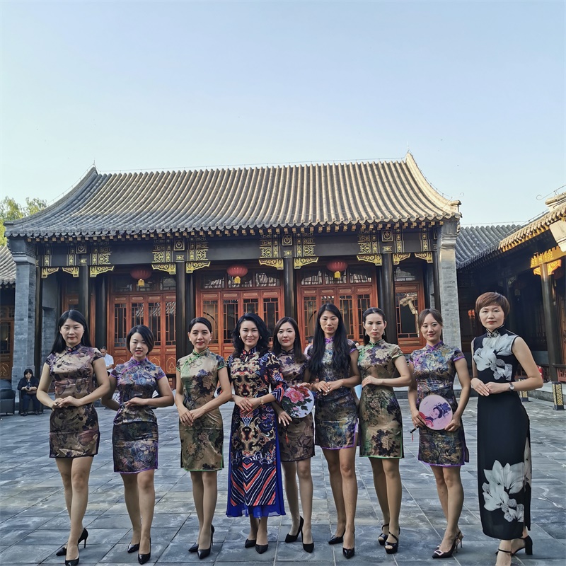 中国国际新闻：美塑帮在粉红丝带月宣传女性乳腺健康