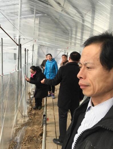 《中国国际新闻》国际影响力书画艺术家王清君参加慰问环卫工公益活动