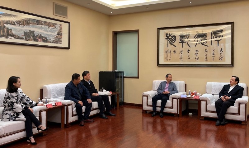 龙宇翔与上海市奉贤区委书记庄木弟座谈图2