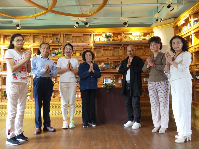 图7   马丽团队陪同师母邹麟祭拜庄奴先生.jpg